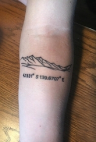 男生手臂上黑色简单线条数字和山脉纹身图片