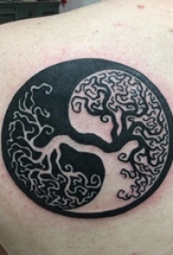 女生后肩上黑色几何简单线条创意植物树阴阳八卦纹身图片