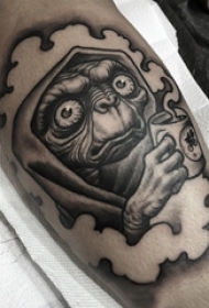 男生手臂上黑灰素描点刺技巧卡通纹身图片