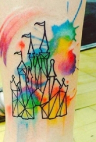 男生小腿上黑色线条城堡七彩泼墨纹身图片