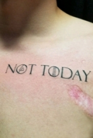 男生锁骨下黑色线条创意文艺花体英文纹身图片