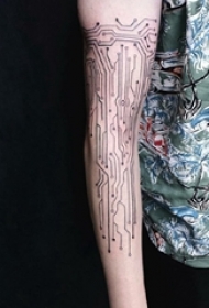 男生手臂上黑色几何简单线条创意纹身图片