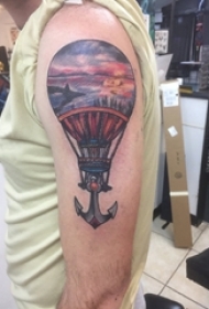 男生手臂上彩绘渐变简单线条热气球和风景纹身图片