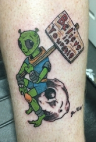 男生小腿上彩绘简单线条英文和外星人纹身图片