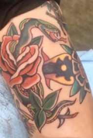 女生大腿上彩绘水彩素描创意恐怖蛇纹身图片