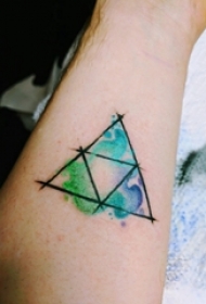 女生手臂上黑色线条水彩泼墨几何纹身图片