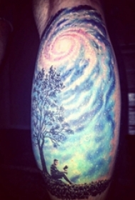 男生手臂上彩绘渐变星空元素植物大树和人物纹身图片