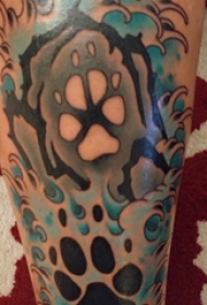 男生腿部彩绘野兽之印纹身图片