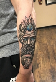 男生手臂上黑灰素描点刺技巧霸气人物纹身图片