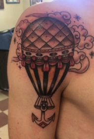 男生大臂上彩绘渐变几何简单线条热气球纹身图片