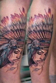 男生小腿上彩绘渐变简单线条羽毛和印第安人物纹身图片