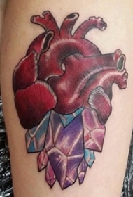 男生手臂上彩绘渐变几何简单线条晶石和心脏纹身图片