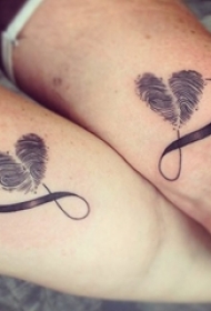 情侣手臂上黑色线条素描创意指纹心形纹身图片