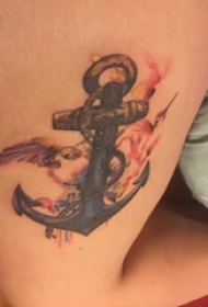 男生大臂上彩绘渐变抽象线条鸟和船锚纹身图片