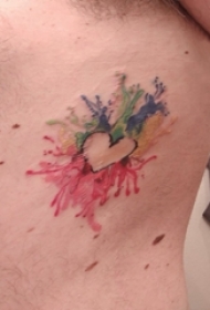 男生侧腰上彩绘渐变几何简单线条心形纹身图片