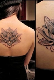 女生背部黑灰素描点刺技巧创意唯美文艺莲花纹身图片