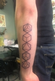 男生手臂上黑色线条几何元素经典纹身图片