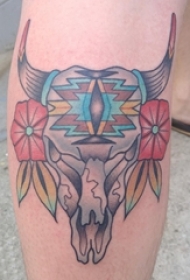 女生小腿上彩绘渐变简单线条植物花朵和动物骨头纹身图片