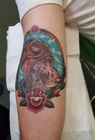 男生手臂上彩绘渐变简单线条植物花朵和小狗纹身图片