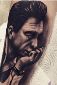 男生手臂上黑灰素描点刺技巧肖像纹身图片