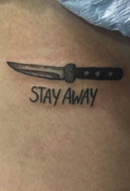 男生手臂上黑灰点刺几何简单线条英文和匕首纹身图片