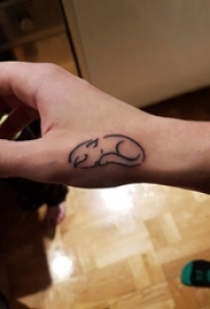男生手臂上黑色简单抽象线条小动物猫咪纹身图片