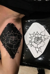 男生大臂上黑色几何简单抽象线条植物花朵纹身图片