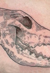 男生胸部黑色点刺简单线条恐怖动物头骨纹身图片