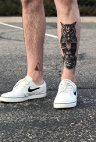 男生小腿上黑灰素描点刺技巧创意猫头鹰纹身图片