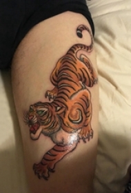 男生大臂上彩绘渐变抽象线条小动物老虎纹身图片