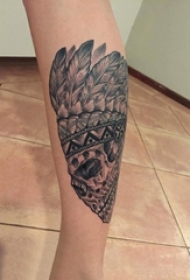 女生小腿上黑色点刺简单线条印第安骷髅纹身图片