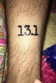 男生小腿上黑色线条创意文艺经典数字纹身图片