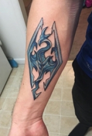 男生手臂上彩绘水彩素描点刺技巧霸气飞龙纹身图片