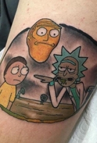 男生手臂上彩绘简单线条逗趣卡通人物纹身图片