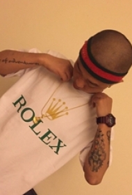 中国有嘻哈GAI手臂上黑色线条素描经典纹身图片