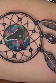 男生手臂上彩绘水彩素描创意文艺3d捕梦网纹身图片