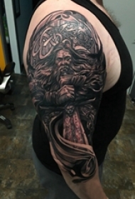 男生手臂上黑灰素描点刺技巧创意霸气人物纹身图片