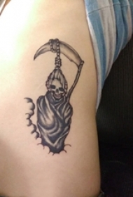 男生侧腰上黑色点刺简单线条骷髅死神纹身图片