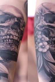 男生手臂上黑灰素描点刺技巧霸气骷髅纹身图片