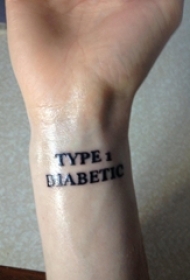 男生手臂上黑色线条文艺经典英文纹身图片