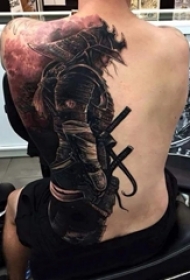 男生后背上黑色点刺简单线条人物肖像武士纹身图片