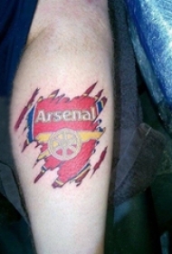 男生手臂上彩绘水彩素描创意盾牌纹身图片