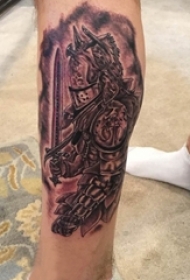 男生小腿上黑灰素描点刺技巧创意武士纹身图片