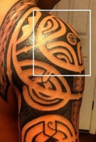 男生手臂上黑色素描创意几何元素部落纹身图片