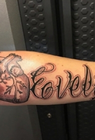 男生手臂上黑灰素描创意经典心脏文艺花体英文纹身图片