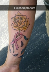 男生手臂上彩绘渐变简单线条植物花朵和丝带纹身图片