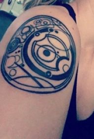 女生手臂上黑色线条几何元素创意圆形纹身图片