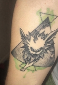 男生手臂上黑灰素描点刺技巧创意有趣卡通纹身图片