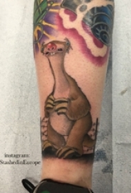 男生小腿上彩绘简单线条卡通冰川时代小动物树懒纹身图片