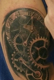 男生手臂上黑灰素描点刺技巧创意经典齿轮纹身图片